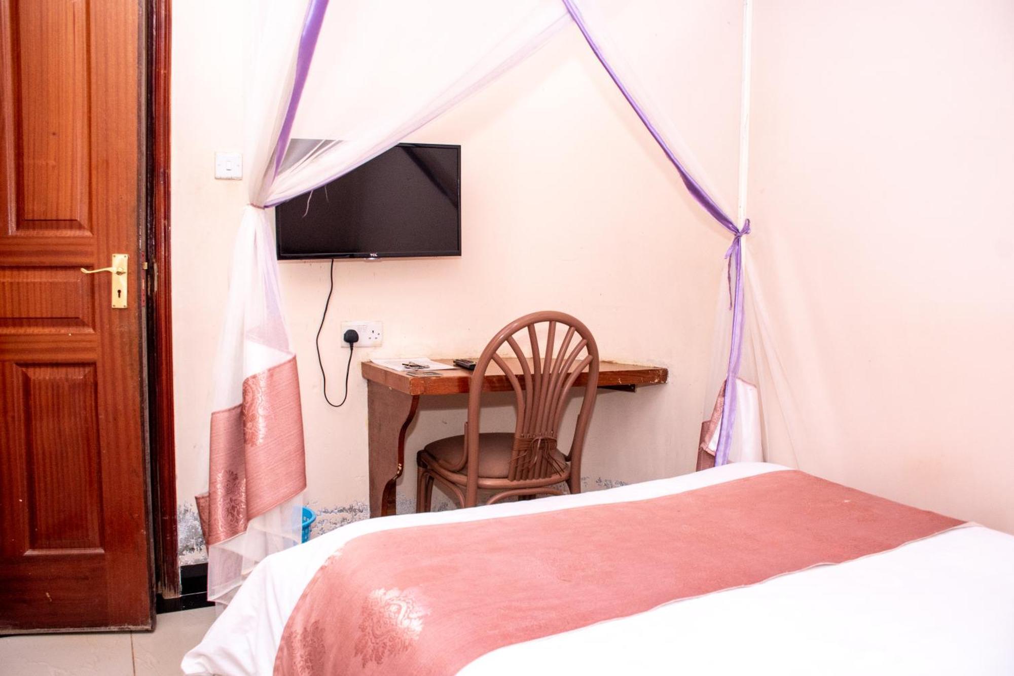 Super Break Hotel Kitale Buitenkant foto